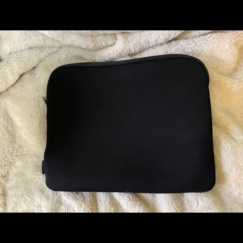 Tuari black padded 15” laptop bag. Zip top.